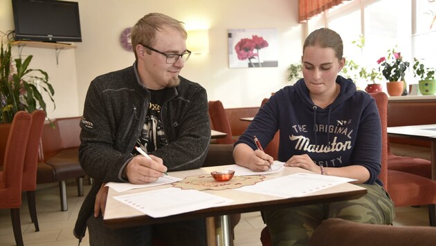 Anna Lischent und Georg Wind füllen das Datenblatt im Lungauer Cafe Prosecco gerne aus (Bild: Holitzky Roland)