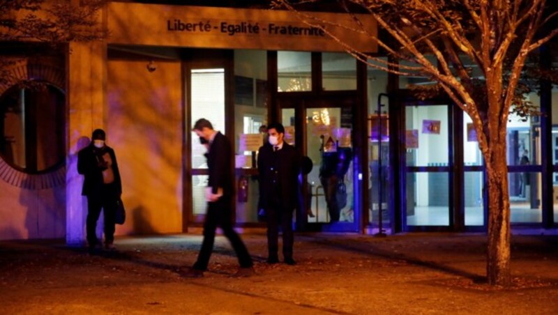 Vor der Schule, an der Samuel P. unterrichtete, kam es zu dem blutigen Angriff. (Bild: REUTERS)