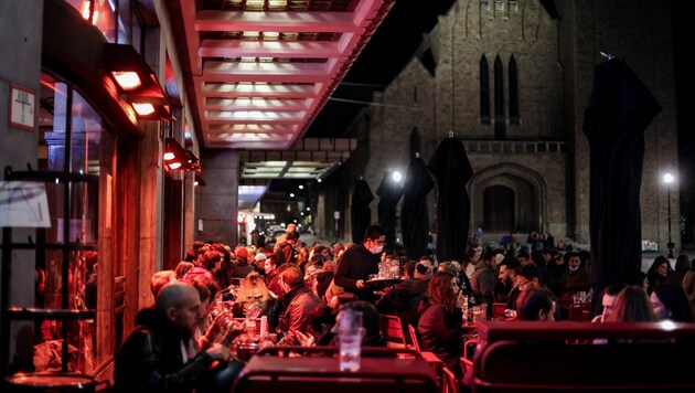 Dieses Bild wird man in Brüssel während der nächsten vier Wochen nicht sehen: Wegen steigender Zahlen müssen Bars schließen. (Bild: AFP )