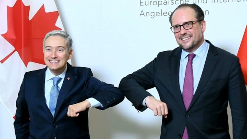 Schallenberg empfing vor wenigen Tagen den kanadischen Außenminister Francois-Philippe Champagne in Wien. Er könnte bereits zu diesem Zeitpunkt infiziert gewesen sein. (Bild: APA/HELMUT FOHRINGER)