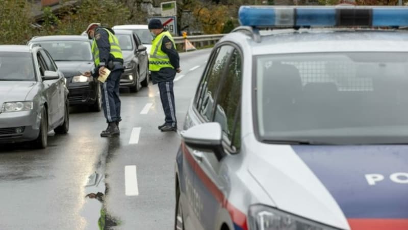 Seit Samstag sind im Bundesland Salzburg strengere Maßnahmen in Kraft - wie die Quarantäne in Kuchl. (Bild: APA/Franz Neumayr)