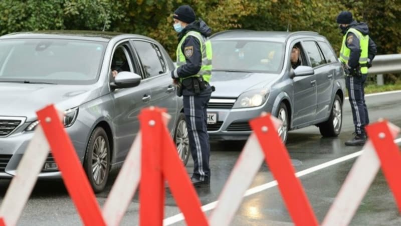 Seit Samstagmitternacht steht die Tennengauer Marktgemeinde Kuchl unter Quarantäne, die Zufahrten zum Ort werden von der Polizei kontrolliert. (Bild: APA/Franz Neumayr)