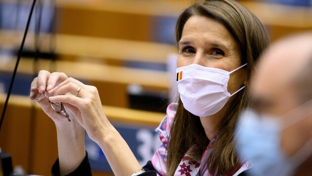 Die belgische Außenministerin Sophie Wilmes am 2. Oktober bei einer Sitzung im EU-Parlament in Brüssel (Bild: AFP)