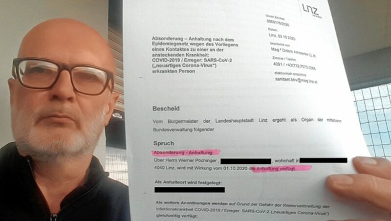 „Krone“-Redakteur Werner Pöchinger mit dem ersten Anhaltungsbescheid: Für den oft rebellischen Journalisten war die Beschwerdemöglichkeit beim Bezirksgericht Urfahr eine Aufforderung ... (Bild: Werner Pöchinger)