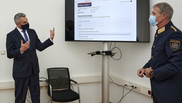 Innenminister Karl Nehammer präsentiert das ab sofort zur Verfügung stehende Online-Formular. (Bild: BMI/Karl Schober)