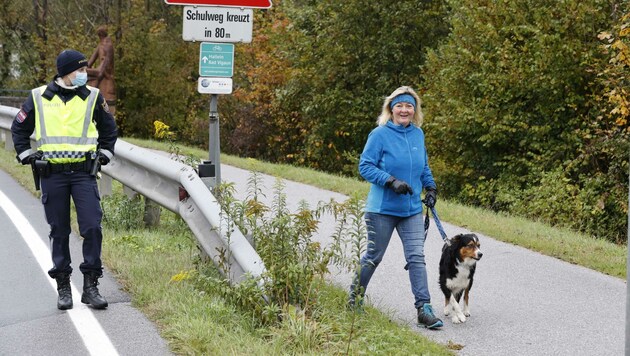 Ausnahmen gibt es auch für Fußgänger samt Hund nicht. (Bild: Tschepp Markus)