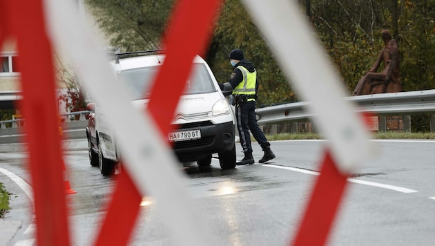 Für zwei Wochen steht die Tennengauer Gemeinde unter der Glasglocke. Die Polizei hält an vier Ortseinfahrten Wache. (Bild: Tschepp Markus)