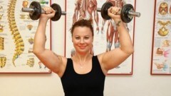 Powerfrau Katharina Straßer beim Work-out - am Freitag ist sie an der Seite ihres Mannes Thomas Stipsits in der Komödie „Love Machine“ (20.15, ORF 1) zu sehen. (Bild: Zwefo)