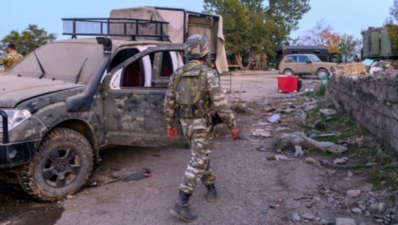 Ein aserbaidschanischer Soldat in der zurückeroberten Stadt Jabrayil (Bild: APA/AFP/Bulent Kilic)