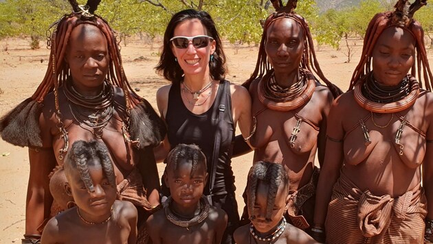 Regisseurin Natalie Halla bei den Himba in Namibia (Bild: Natalie Halla)