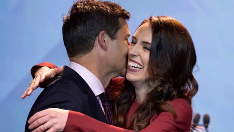 Lebensgefährte Clarke Gayford gratuliert Jacinda Ardern zum überragenden Wahlsieg. (Bild: AP)