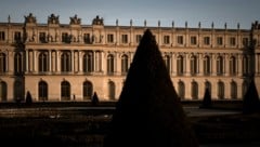 Nach dem Pariser Louvre wurde am Samstag auch das Schloss Versailles wegen einer schriftlichen Drohung geräumt werden. (Bild: AFP)