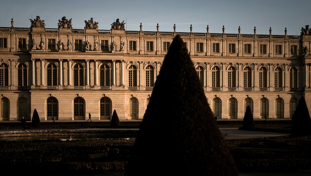 Nach dem Pariser Louvre wurde am Samstag auch das Schloss Versailles wegen einer schriftlichen Drohung geräumt werden. (Bild: AFP)
