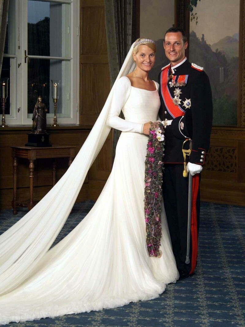 Das offizielle Hochzeitsporträt von Mette-Marit und Kronprinz Haakon (Bild: AFP)