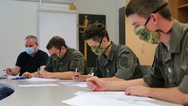 Bundesheersoldaten assistieren im Kontakt-Management (Bild: Helmut Steger)