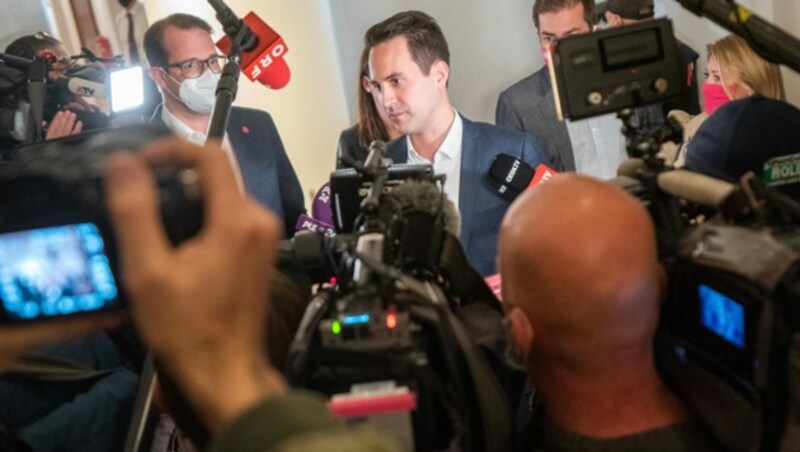 Großer Medienandrang vor dem ersten Sondierungsgespräch zwischen der SPÖ und den NEOS mit Spitzenkandidat Christoph Wiederkehr. (Bild: APA/GEORG HOCHMUTH)