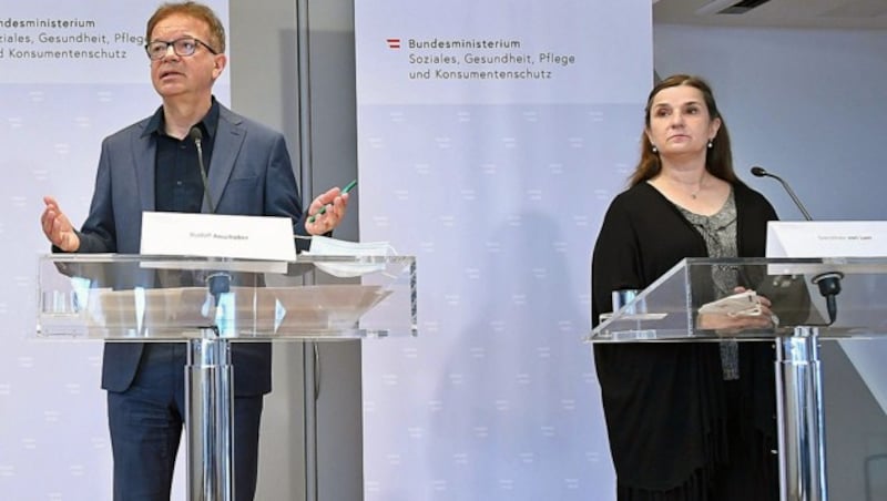 Gesundheitsminister Rudolf Anschober (Grüne) und Virologin Dorothee von Laer von der Med-Uni Innsbruck (Bild: APA/HELMUT FOHRINGER)