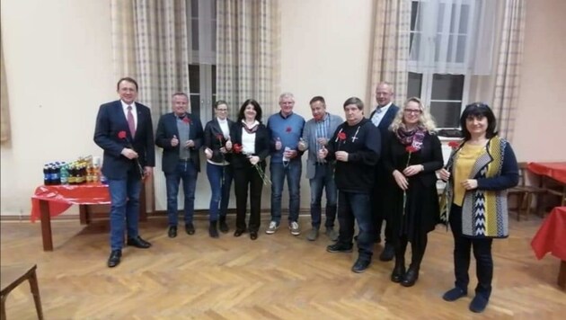 Dieses Foto vom Treffen der SP-Ortsgrupppe Stattersdorf mit Bürgermeister Stadler sorgt für herbe Kritik der Volkspartei wegen mangelndem Corona-Schutz. (Bild: zVg)