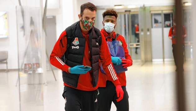 Mit Masken und Handschuhen kamen die Spieler von Lok Moskau in Salzburg an. (Bild: Markus Tschepp)