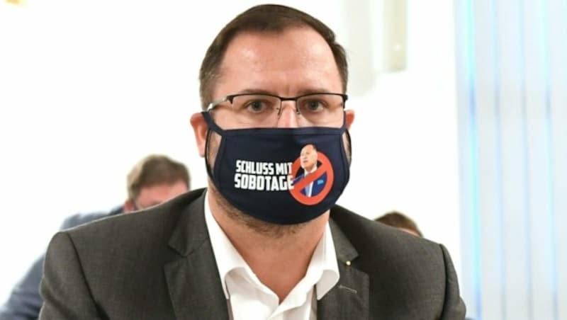 FPÖ-Fraktionsführer Christian Hafenecker zuletzt im Ibiza-U-Ausschuss (Bild: APA/HELMUT FOHRINGER)