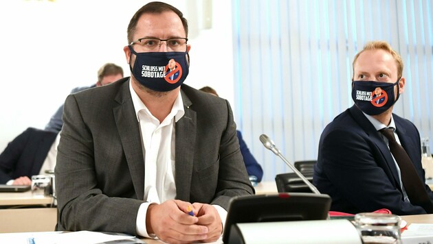 FPÖ-Fraktionsführer Christian Hafenecker sorgte mit seinem „Anti-Sobotage“-Mundschutz für Aufsehen im Ibiza-U-Ausschuss. (Bild: APA/HELMUT FOHRINGER)