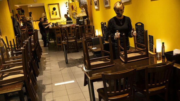 Am Sonntag bereiteten sich die Restaurants in Brüssel darauf vor, erneut zusperren zu müssen. (Bild: AP)