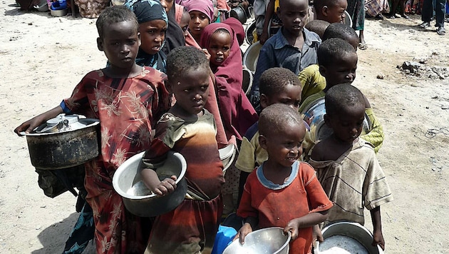 Kriege und Klimakrisen sind die häufigsten Gründe, warum diese Kinder Hunger leiden müssen. (Bild: AFP)