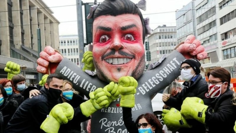 Mitarbeiter der deutschen Warenhauskette Galeria Karstadt Kaufhof protestierten am 17. Oktober 2020 gegen die Schließung ihrer Filialen. In Düsseldorf konnten sie ihrem Unmut dank der Unterstützung des bekannten Karnevalswagenbauers Jacques Tilly besonders plakativ Luft machen: Mit Boxhandschuhen schlugen Mitarbeiter auf eine überlebensgroße Pappfigur ein, die Firmeneigner René Benko darstellte, bis die Skulptur auseinanderfiel. (Bild: www.picturedesk.com)