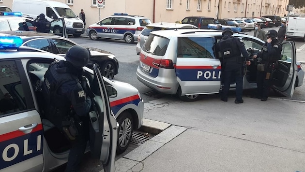 Polizei-Großaufgebot am Montag nach einem Bankraub in Wien: Vier Verdächtige gingen wenig später der Cobra ins Netz. (Bild: Viktoria G.)