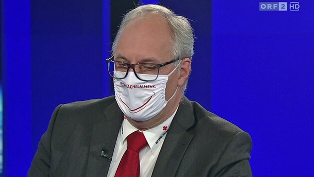 Bundesrettungskommandant Gerry Foitik beharrte im ORF-Interview auf seine Schutzmaske. (Bild: tvthek.orf.at)