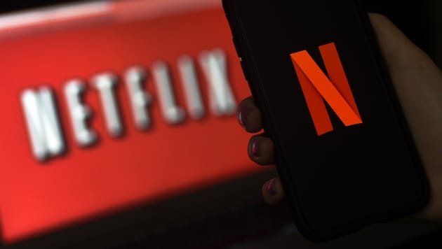 Laut Erhebungen des Digitalverbandes Bitkom nutzt eine Mehrheit der Internetnutzer zwei oder mehr kostenpflichtige Streaming-Angebote wie Netflix. (Bild: AFP)