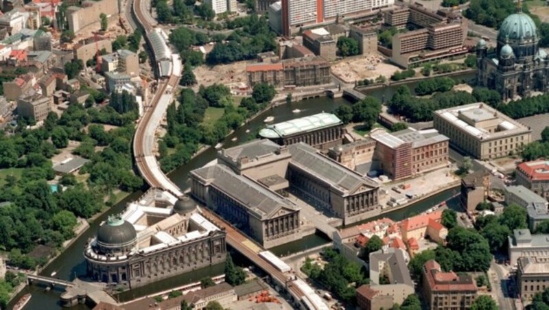 Die Berliner Museumsinsel mit (v.l.) dem Bode-Museum, dem Pergamonmuseum, der Alten Nationalgalerie (hinten), dem Neuen Museum und dem Alten Museum (rechts der Berliner Dom) ist von der UNESCO zum Weltkulturerbe erklärt worden. (Bild: dpa/APA)