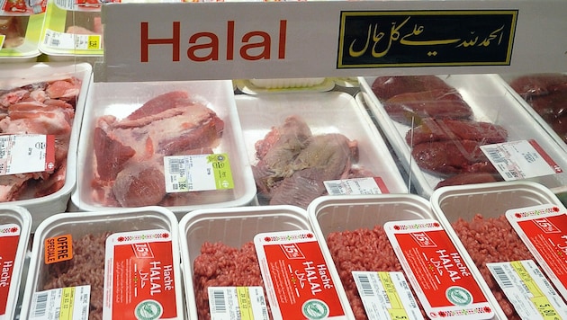 Halal-Fleisch in einem französischen Carrefour-Supermarkt. Der französische Innenminister hätte diese Produkte lieber nicht in einem separaten Regal. (Bild: APA/AFP/PHILIPPE HUGUEN)