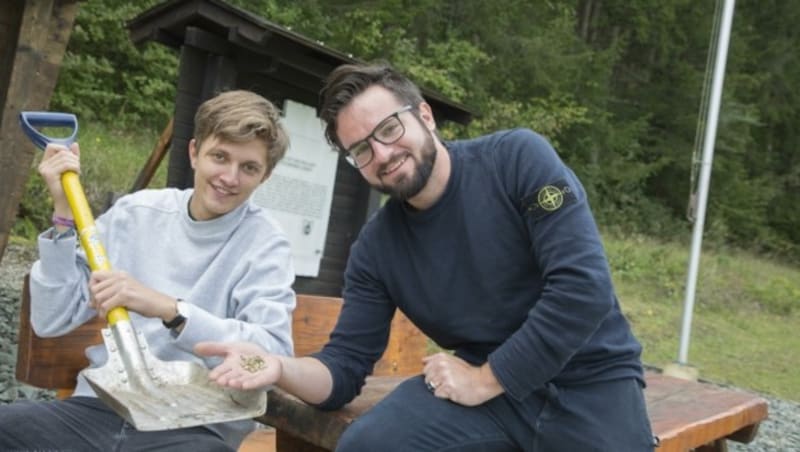 Gemeinsam mit Praktikant Matteo (li.) wurde das „Feld der Steinernen Linsen“ - Reste des Urmeeres - in Guttaring erforscht; mit Erfolg. (Bild: Evelyn Hronek Kamerawerk)