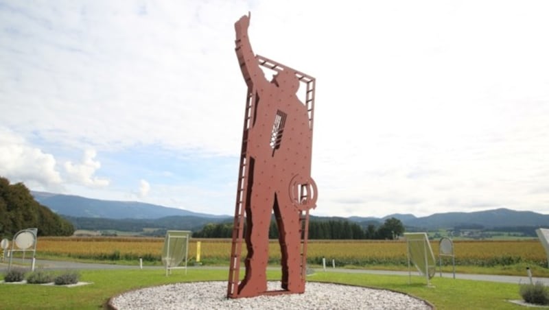 Werner Hofmeister schuf die Skulptur des Quellensuchers, die im Kreisverkehr bei Kappel am Krappfeld aufgestellt wurde und begrüßt. (Bild: Hronek Eveline)