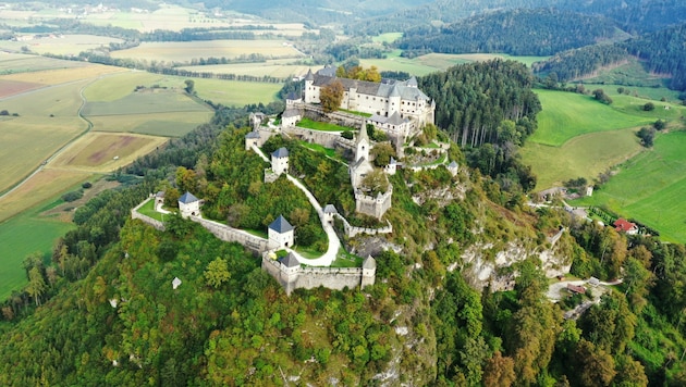 Die mittelalterliche Burg Hochosterwitz gilt als eines der Wahrzeichen von Kärnten. Sie thront mit ihren 14 Toren zwischen Zoll- und Krappfeld. (Bild: Hronek Eveline)