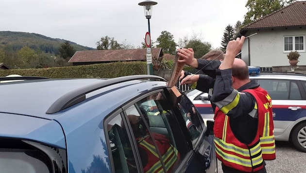 Maria-Anzbach: Feuerwehrleute mussten die Tür aufkeilen. (Bild: FF Unter-Oberndorf)