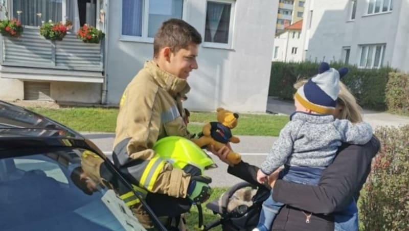 Ein Bär als Erinnerung an die aufregende Rettung in Felixdorf (Bild: FF Felixdorf)