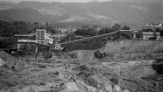 Früher wurde am Areal des Pibersteiner Sees Bergbau betrieben. Links zu sehen ist das Kohlewäsche-Gebäude (Bild: zVg)