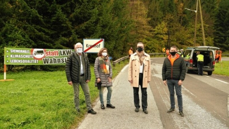 In Köflach auf der Straße: WKO-Regionalstellenleiter Werner Streit, Stadträtin Stefanie Galler, Bürgermeister Helmut Linhart und Gemeinderat Hansjörg Trutzenberger. (Bild: Sepp Pail)