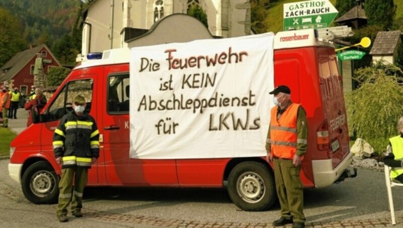 In Salla wehrte sich die Feuerwehr gegen die unzähligen Einsätze mit hängengebliebenen Lkw am Gaberl. (Bild: Sepp Pail)