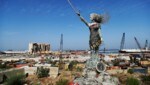 In Beirut hat eine Künstlerin aus den Trümmern der Explosion die Statue einer Frau gebaut. (Bild: AFP )