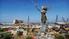 In Beirut hat eine Künstlerin aus den Trümmern der Explosion die Statue einer Frau gebaut. (Bild: AFP )