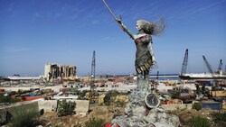 In Beirut hat eine Künstlerin aus den Trümmern der Explosion die Statue einer Frau gebaut. (Bild: AFP )
