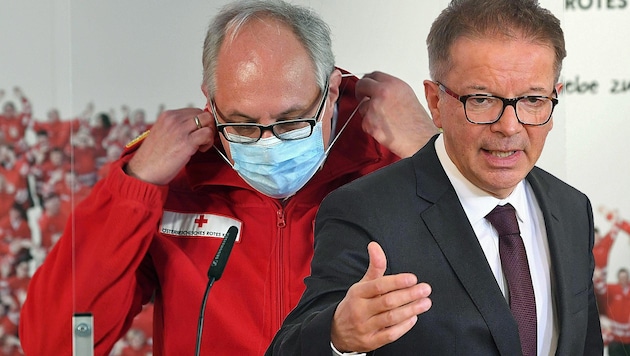 Die Aufregung ums Rote Kreuz (im Bild Bundesrettungskommandant Gerry Foitik) hat nun auch Gesundheitsminister Rudolf Anschober erreicht. (Bild: APA/HELMUT FOHRINGER, Krone KREATIV)