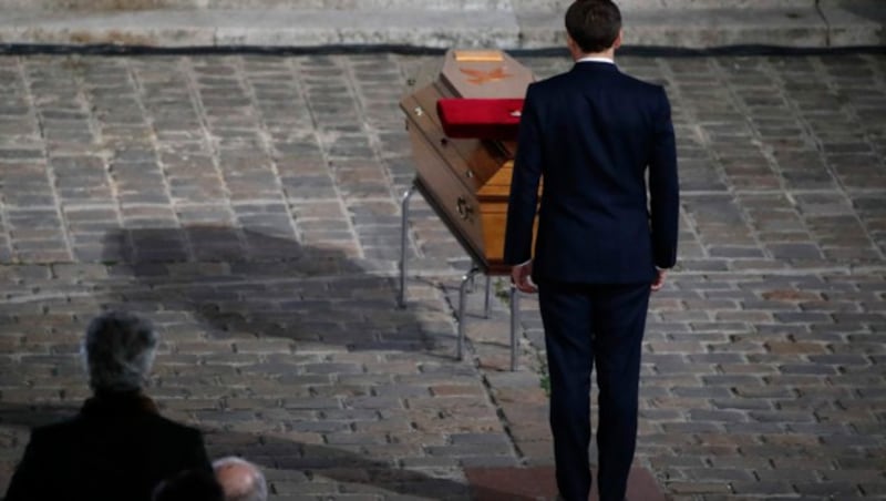 Präsident Emmanuel Macron erwies dem ermordeten Samuel Paty vor dessen Sarg seine letzte Ehre. (Bild: AFP)