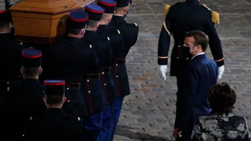 Macron nahm in Paris Abschied vom enthaupteten Lehrer Samuel Paty und verteidigte dabei seinen Einsatz für die Meinungs- und Pressefreiheit. (Bild: AP)