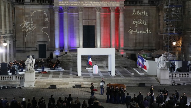 Macron würdigte den enthaupteten Geschichte-Professor in einer emotionalen Ansprache als Vorbild. (Bild: AP)