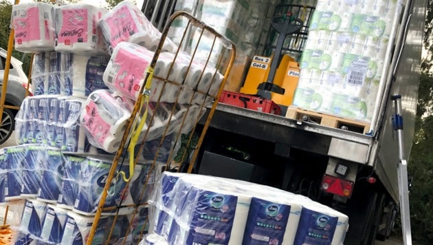 Eine ganze Lkw-Ladung Toilettenpapier wird ins Lager eines deutschen Supermarktes transportiert. (Bild: APA/dpa/Roland Weihrauch)