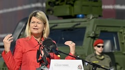 Verteidigungsministerin Klaudia Tanner (Bild: APA/HERBERT NEUBAUER)